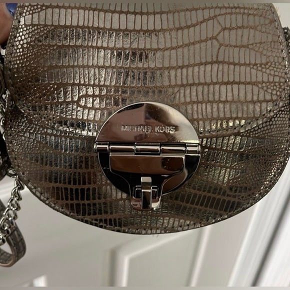 💚Michael Kors Silver Quilted Crossbody Bag with Chain Strap ❤️ EUC - Picture 3 of 11